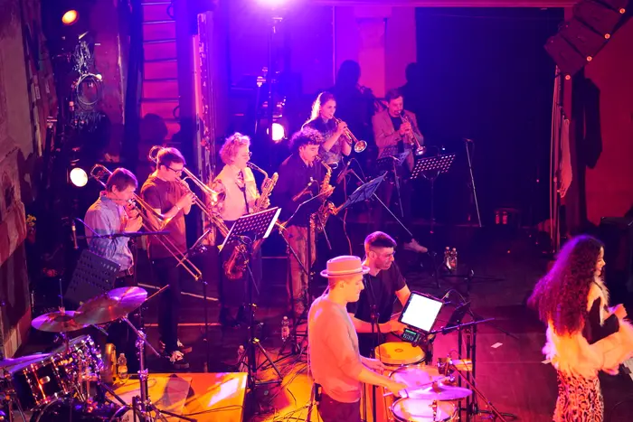 Curubandé Latin Band unter violettem Bühnenlicht