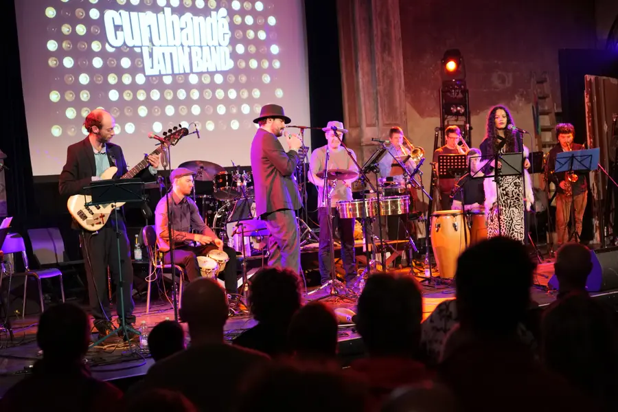 Vollbesetztes Curubandé-Ensemble auf der Bühne